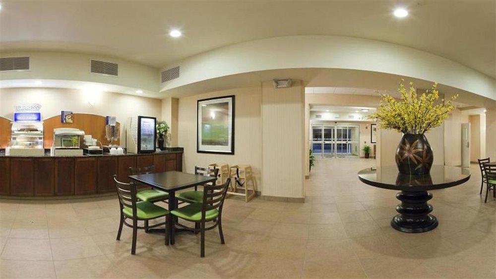 Holiday Inn Express & Suites North Топика Экстерьер фото