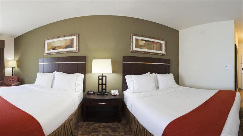 Holiday Inn Express & Suites North Топика Экстерьер фото