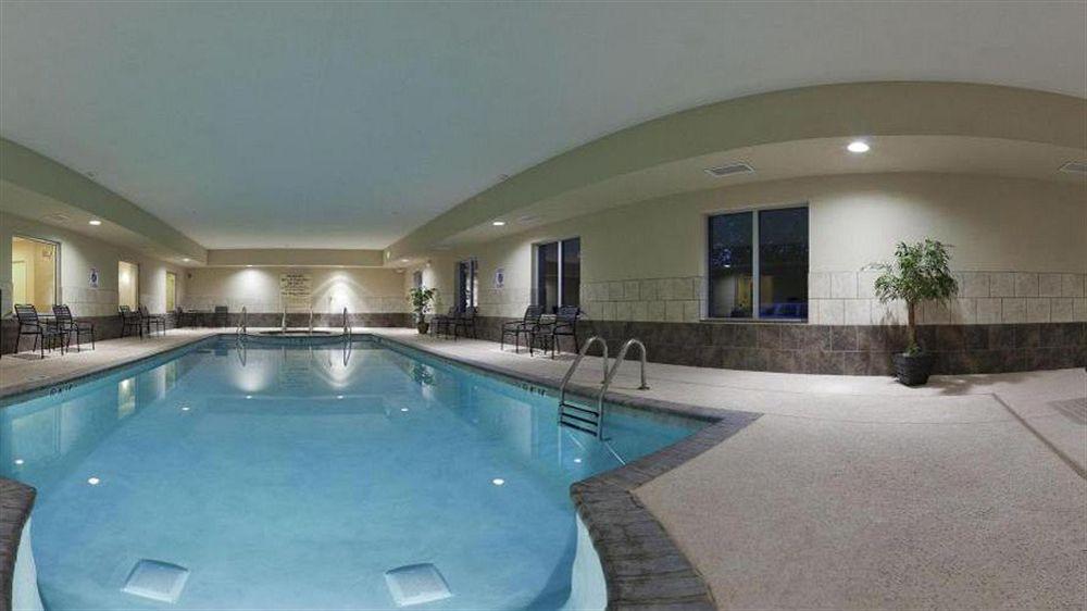 Holiday Inn Express & Suites North Топика Экстерьер фото