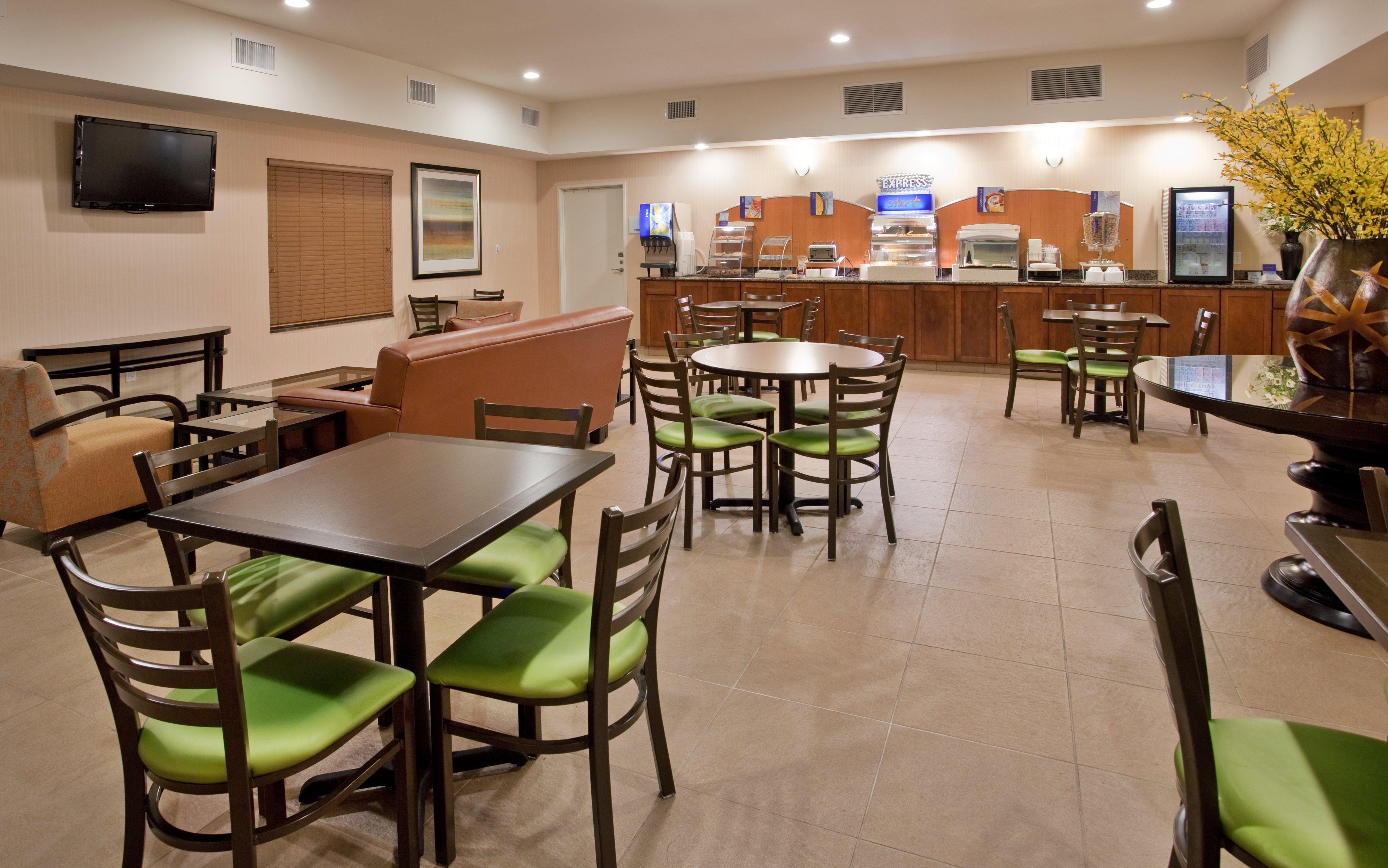 Holiday Inn Express & Suites North Топика Экстерьер фото