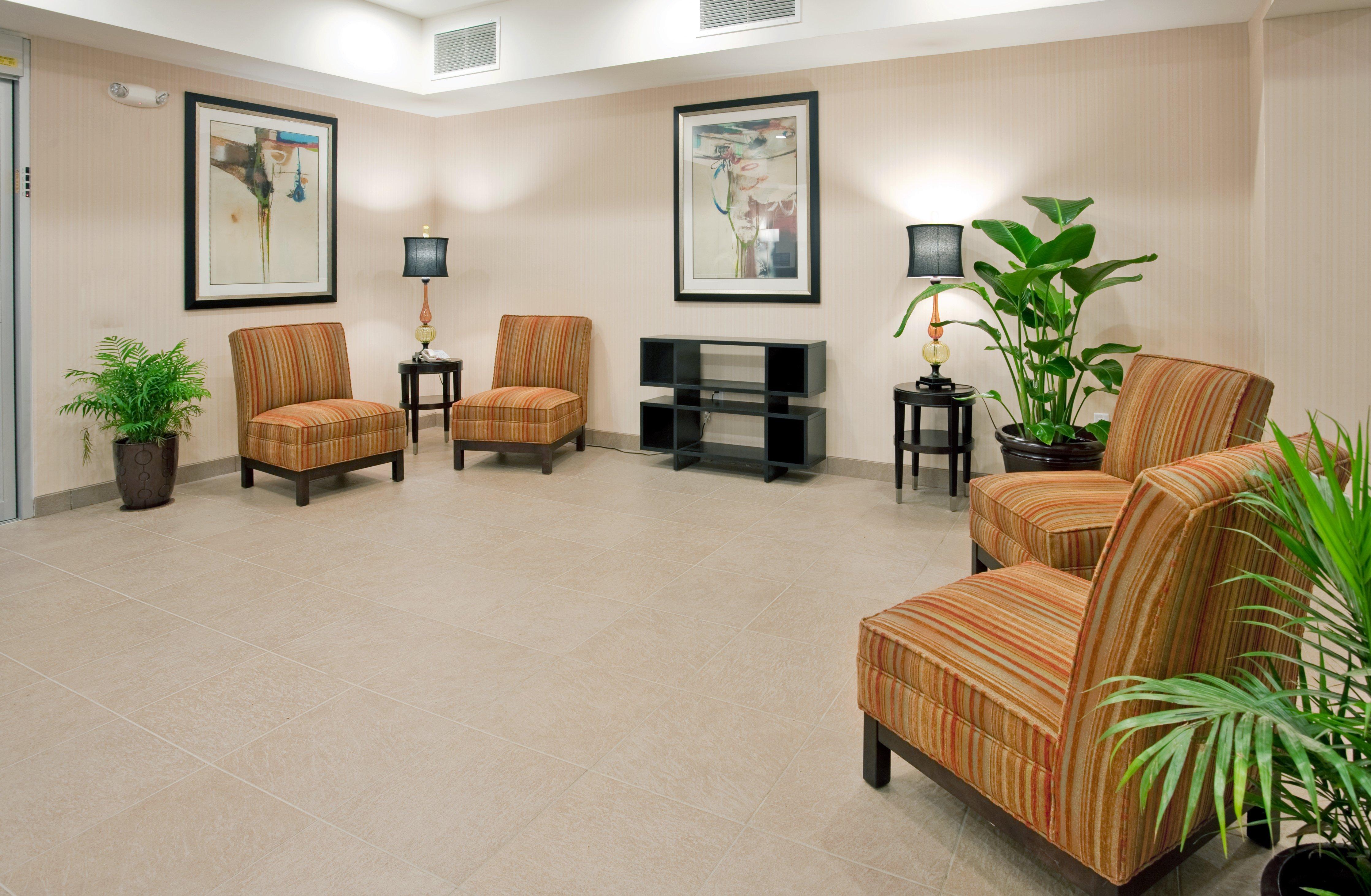 Holiday Inn Express & Suites North Топика Экстерьер фото