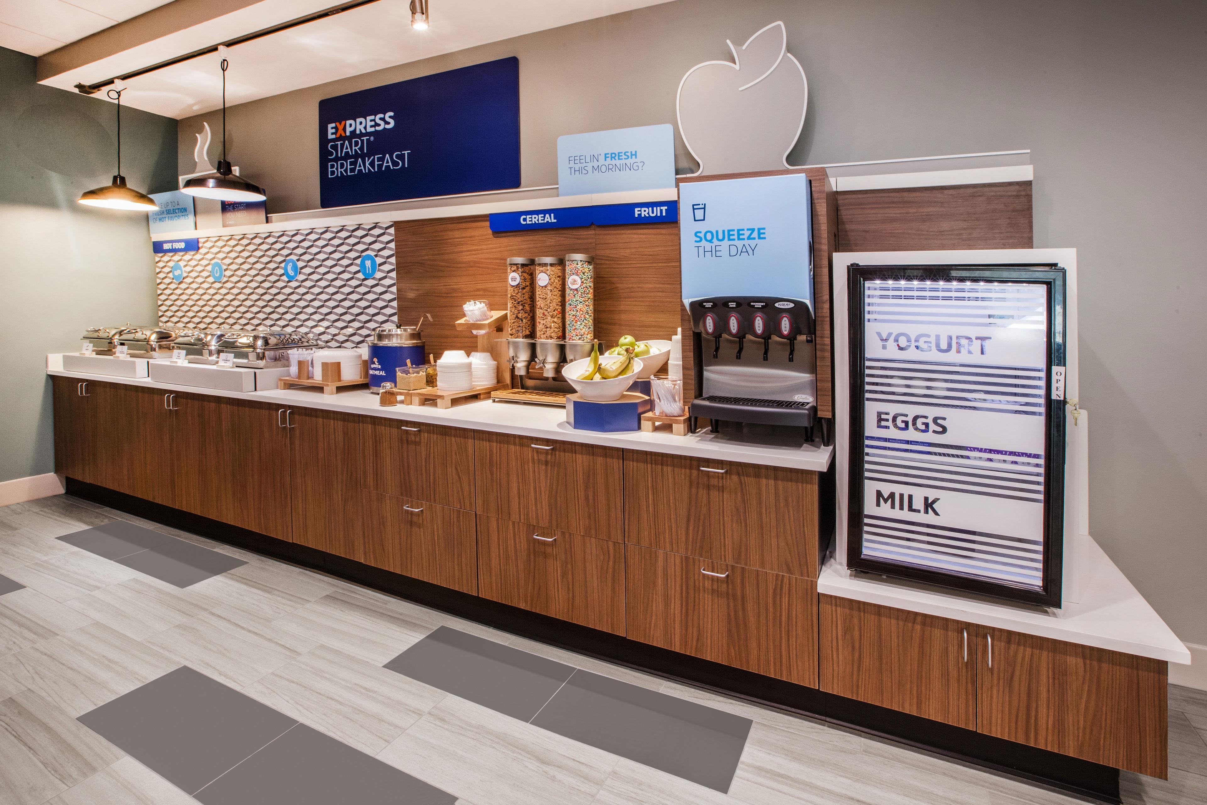 Holiday Inn Express & Suites North Топика Экстерьер фото