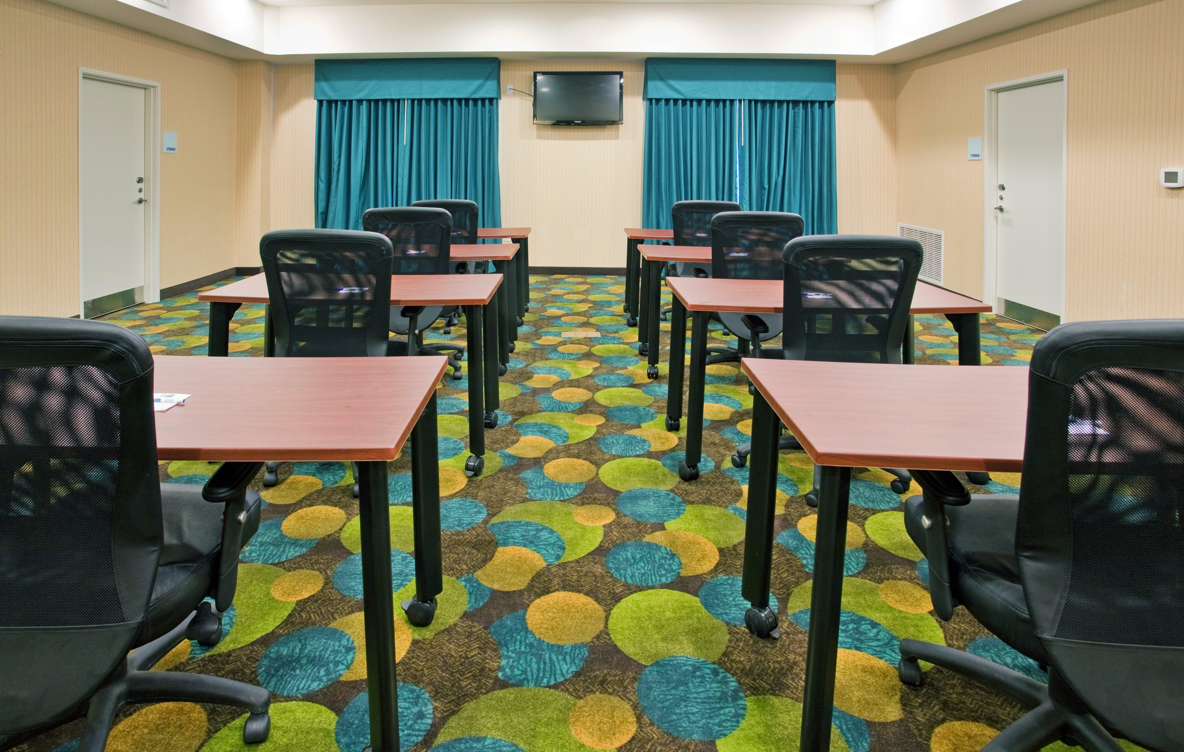Holiday Inn Express & Suites North Топика Экстерьер фото