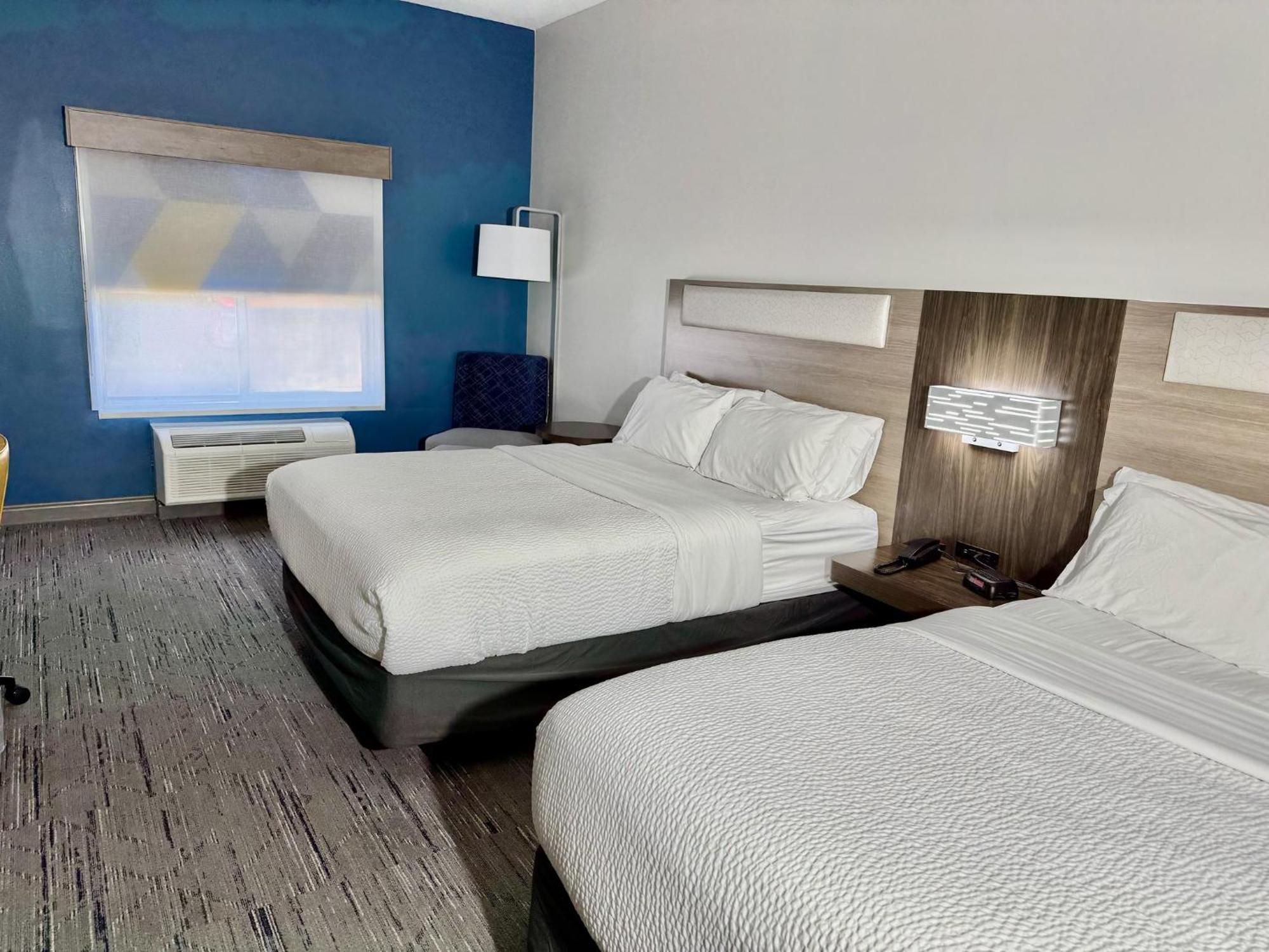 Holiday Inn Express & Suites North Топика Экстерьер фото