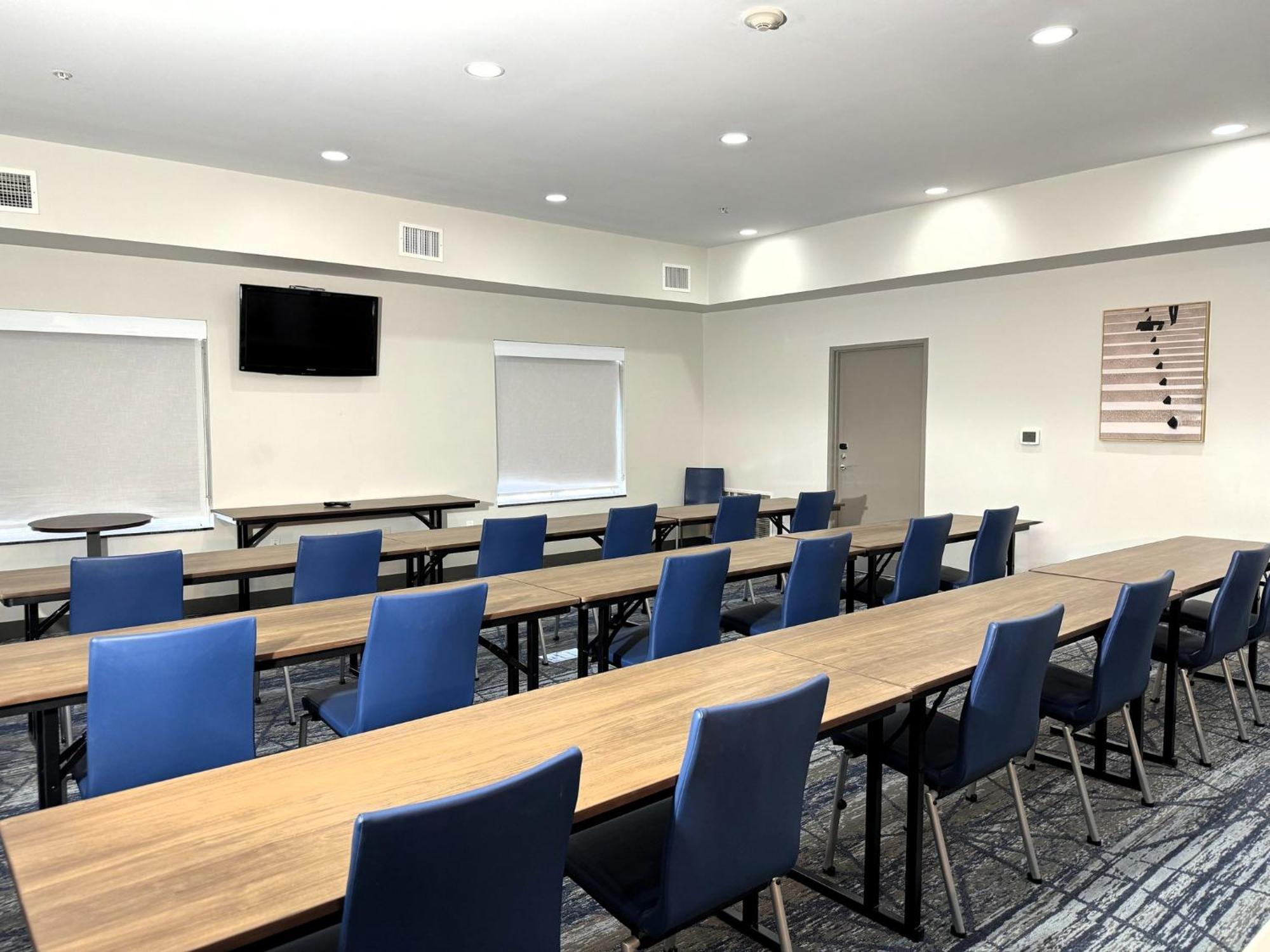 Holiday Inn Express & Suites North Топика Экстерьер фото