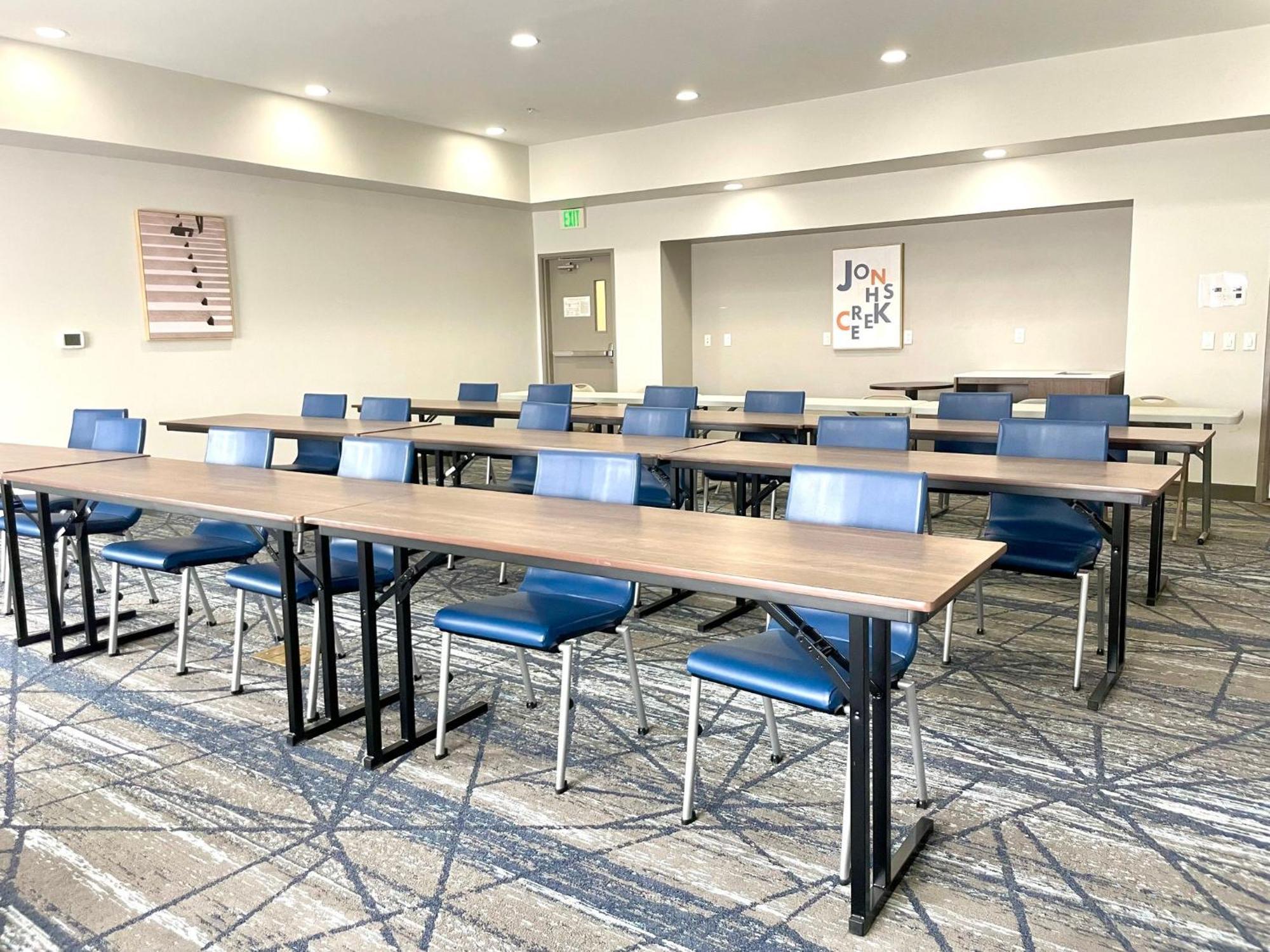 Holiday Inn Express & Suites North Топика Экстерьер фото