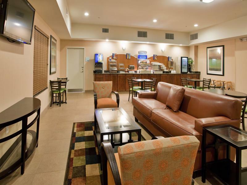 Holiday Inn Express & Suites North Топика Экстерьер фото