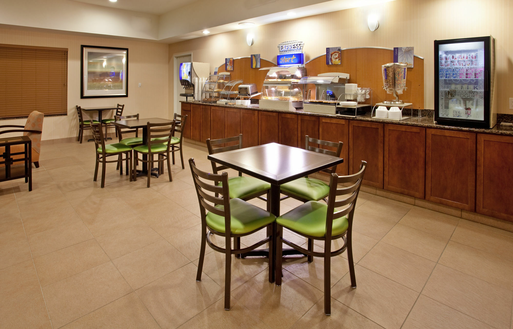 Holiday Inn Express & Suites North Топика Экстерьер фото