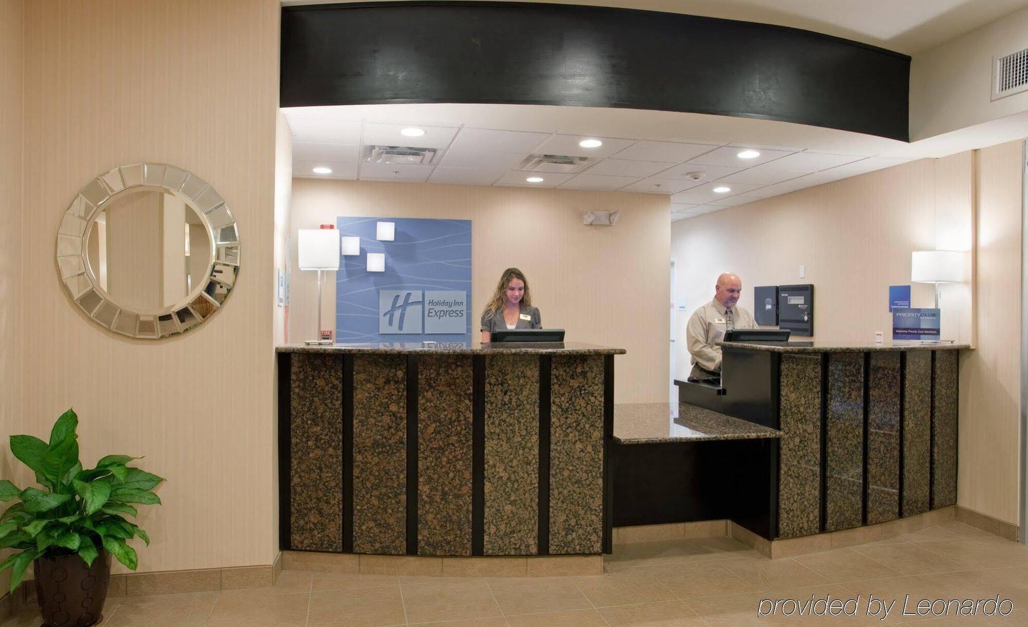 Holiday Inn Express & Suites North Топика Экстерьер фото