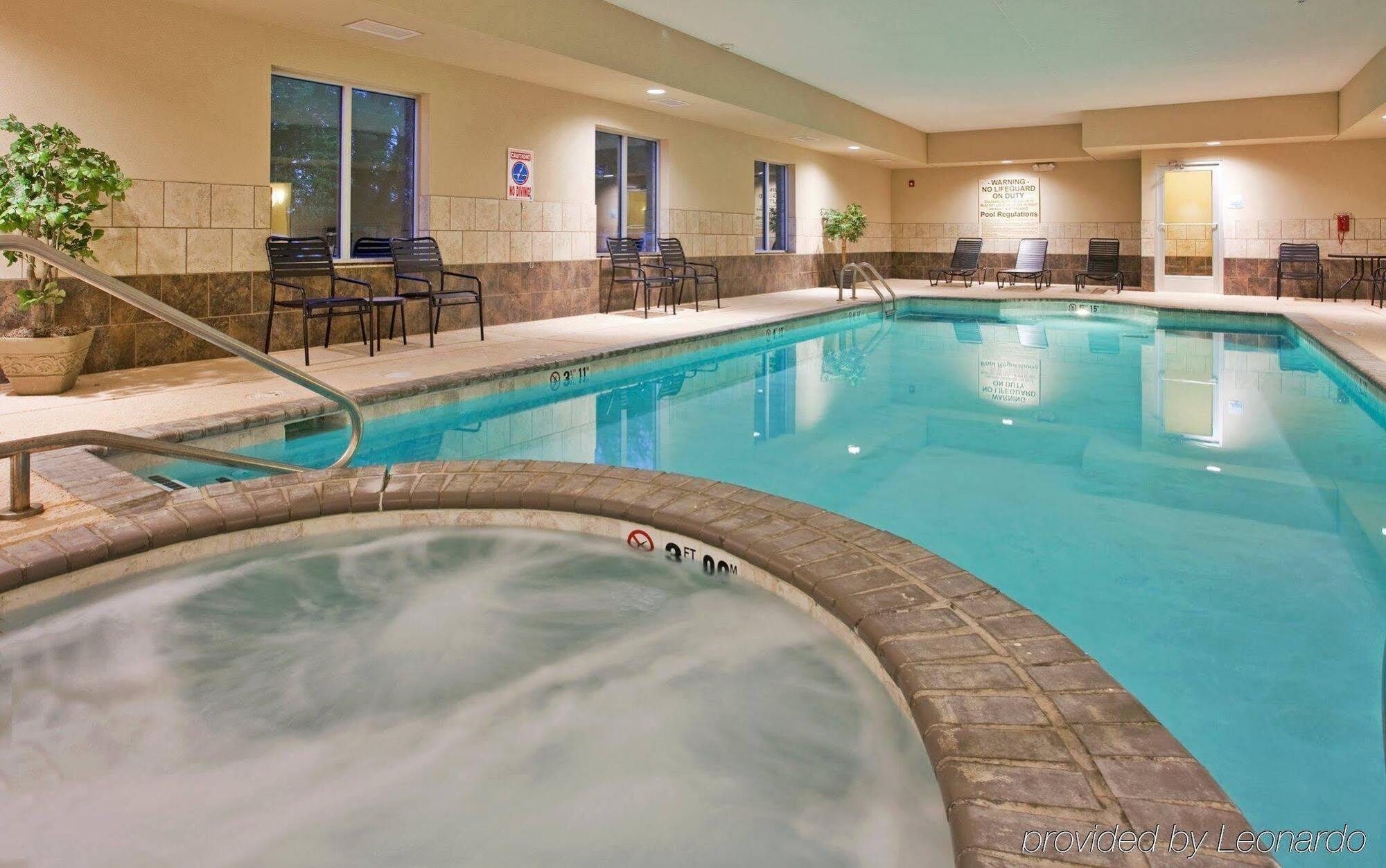 Holiday Inn Express & Suites North Топика Экстерьер фото